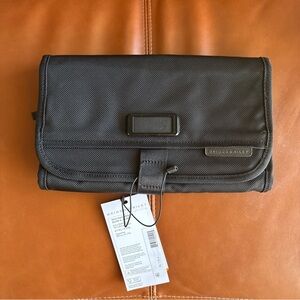 Briggs & Riley Black hangable kit